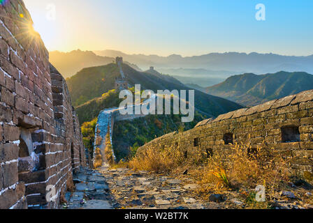 China, Provinz Hebei, Luanping County, Jinshanling, der Chinesischen Mauer (UNESCO-Weltkulturerbe), Abschnitt in Richtung Simatai Jinshanling von Ming Dynastie suchen Stockfoto