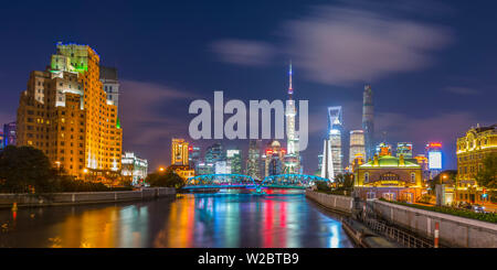 China, Shanghai, Pudong District, Financial District Skyline, inklusive Oriental Pearl Tower, Waibaidu Brücke über Wusong Fluss oder Suzhou Creek Stockfoto