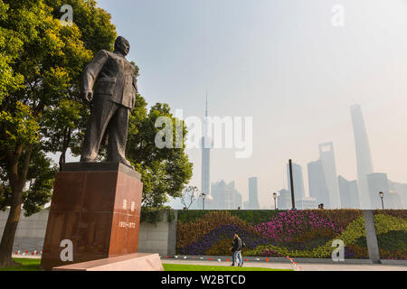 Chen Yi (1. Bürgermeister von Shanghai) Statue und die Skyline von Pudong, den Bund, Shanghai, China Stockfoto