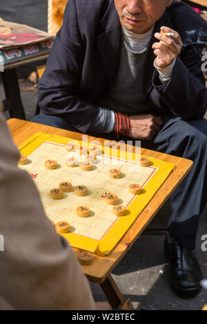 Männer spielen Mahnverfahren (chinesisches Schach) Antiquitäten Markt Dongtai Road, Shanghai, China Stockfoto