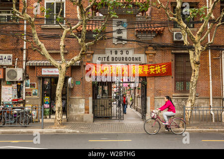 Gateway zu Shikumen Gehäuse in der Französischen Konzession in Shanghai, China Stockfoto