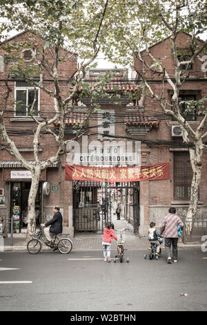 Gateway zu Shikumen Gehäuse in der Französischen Konzession in Shanghai, China Stockfoto