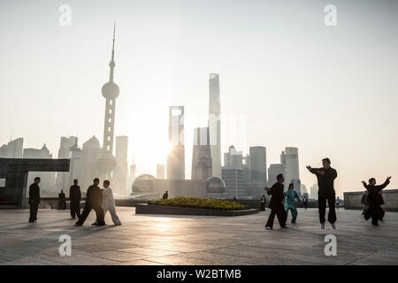 Tai Chi am Bund (mit Skyline von Pudong hinter), Shanghai, China Stockfoto