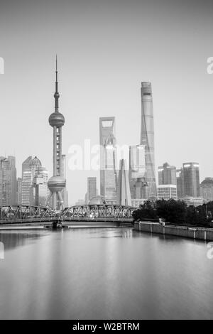 Skyline von Pudong über den Suzhou Creek und Waibaidu Brücke, Shanghai, China Stockfoto