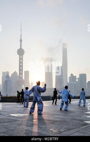 Tai Chi am Bund (mit Skyline von Pudong hinter), Shanghai, China Stockfoto