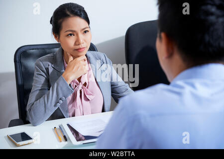 Nachdenklich jungen asiatischen Human Resources Manager im Gespräch Antragsteller Stockfoto