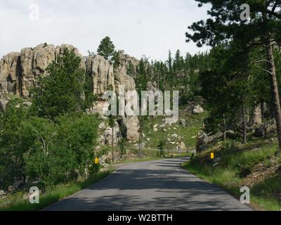 Entlang einer kurvenreichen Straße mit dramatischen Granitformationen an Nadeln Autobahn in South Dakota. Stockfoto