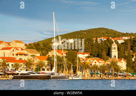 Der malerische Hafen Stadt Cavtat beleuchtet bei Sonnenuntergang, Cavtat, Dalmatien, Kroatien Stockfoto