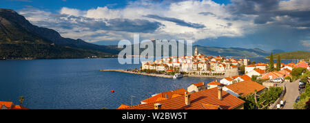 Erhöhte Blick über die malerische Stadt Korcula, Korcula, Dalmatien, Kroatien Stockfoto