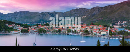 Erhöhte Blick über den malerischen Hafen Stadt Cavtat beleuchtet bei Sonnenuntergang, Cavtat, Dalmatien, Kroatien Stockfoto