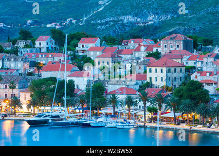 Erhöhte Blick über den malerischen Hafen Stadt Cavtat leuchtet in der Dämmerung, Cavtat, Dalmatien, Kroatien Stockfoto