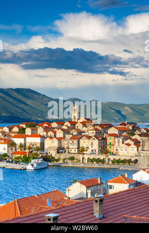 Erhöhte Blick über die malerische Stadt Korcula, Korcula, Dalmatien, Kroatien Stockfoto