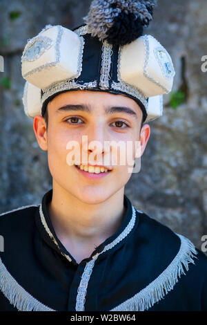 Junger Mann in traditioneller Moreska Schwertkampf Kostüm, Korcula, Dalmatien, Kroatien (MR) Stockfoto