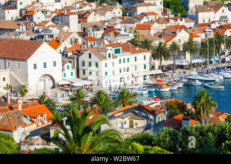 Erhöhte Blick über den malerischen Hafen der Stadt Hvar, Hvar, Dalmatien, Kroatien Stockfoto