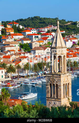 Erhöhte Blick über den malerischen Hafen der Stadt Hvar, Hvar, Dalmatien, Kroatien Stockfoto