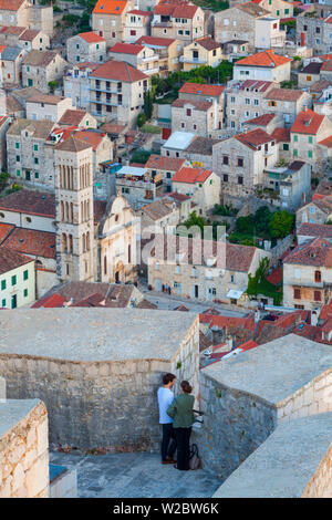 Erhöhte Blick über den malerischen Hafen der Stadt Hvar von der Zitadelle aus, der Stadt Hvar, Hvar, Dalmatien, Kroatien Stockfoto