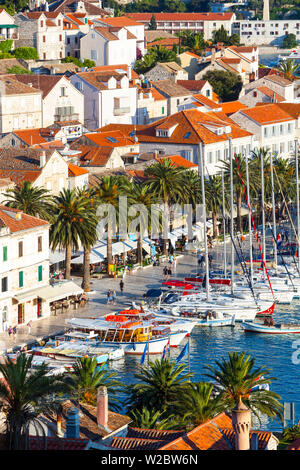 Erhöhte Blick über den malerischen Hafen der Stadt Hvar, Hvar, Dalmatien, Kroatien Stockfoto