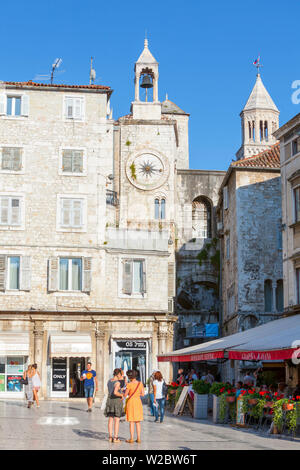 Völker Square, Iron Gate & Clock Tower, Stari Grad (Altstadt), Split, Dalmatien, Kroatien Stockfoto