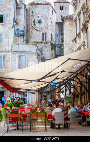 Restaurant mit Blick auf den "Eisernen Tor & Clock Tower, Stari Grad (Altstadt), Split, Dalmatien, Kroatien Stockfoto
