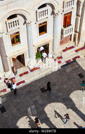 Eelevated Blick über Peristyl vom Turm der Kathedrale, Split, Dalmatien, Kroatien Stockfoto