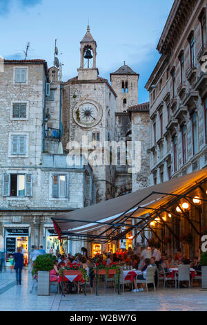 Restaurant mit Blick auf den "Eisernen Tor & Clock Tower in der Dämmerung, Stari Grad (Altstadt), Split, Dalmatien, Kroatien Stockfoto