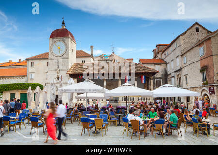 Rathaus Clock Tower & belebten Hauptplatz, Stari Grad (Altstadt), Trogir, Dalmatien, Kroatien Stockfoto