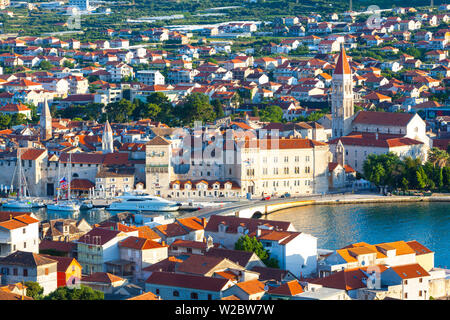 Erhöhte Blick über Stari Grad (Altstadt), Trogir, Dalmatien, Kroatien Stockfoto