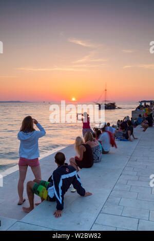 Sonnenuntergang beobachten, während das Meer Orgel (Morske orgulje) von Nikola Basic, Zadar, Dalmatien, Kroatien Stockfoto