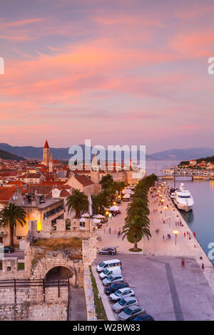Erhöhten Blick auf Trogir Stari Grad (Altstadt) bei Sonnenuntergang, Trogir, Dalmatien, Kroatien Stockfoto