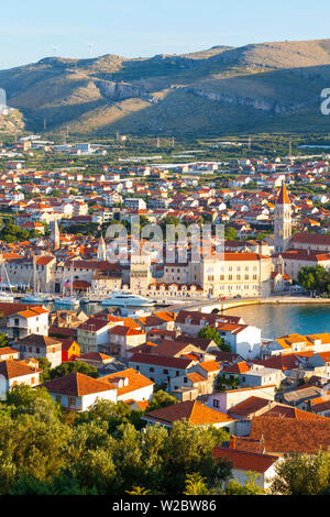 Erhöhte Blick über Stari Grad (Altstadt), Trogir, Dalmatien, Kroatien Stockfoto