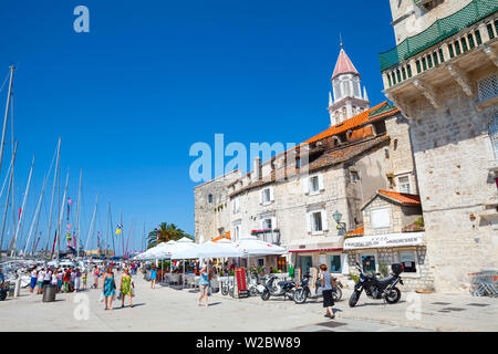 Trogir historische Stari Grad (Altstadt) Mauern & Hafen, Trogir, Dalmatien, Kroatien Stockfoto