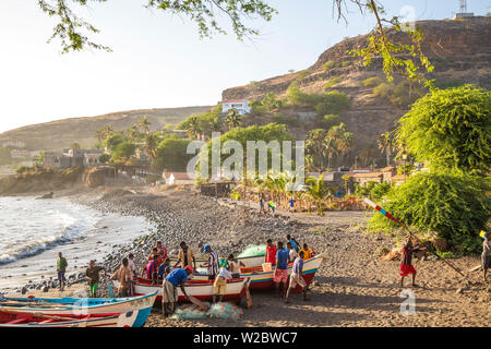 Angelboote/Fischerboote am Strand, Cidade Velha, Insel Santiago, Kapverden Stockfoto