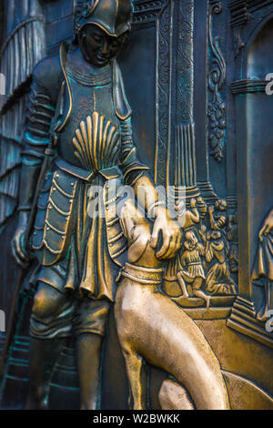 Plakette unter dem Johannes von Nepomuk Statue, die Karlsbrücke (Karluv most), Prag, Tschechische Republik Stockfoto