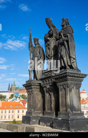 Statue des heiligen Norbert von Xanten, Wenzel und Sigismund, die Karlsbrücke (Karluv most), Prag, Tschechische Republik Stockfoto