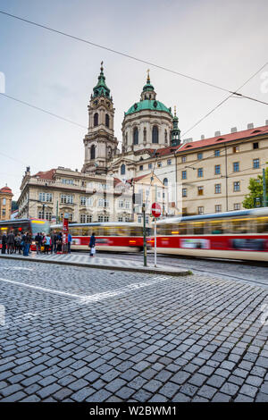 Mit der Straßenbahn vor der St. Nikolaus Kirche, Mala Strana (Kleinseite), Prag, Tschechische Republik Stockfoto