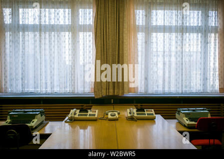 Deutschland, Berlin, Friendrichshain, Stasi Museum, DDR-Ära Geheimpolizei Museum im ehemaligen Stasi Hauptquartier, Telefone Stockfoto