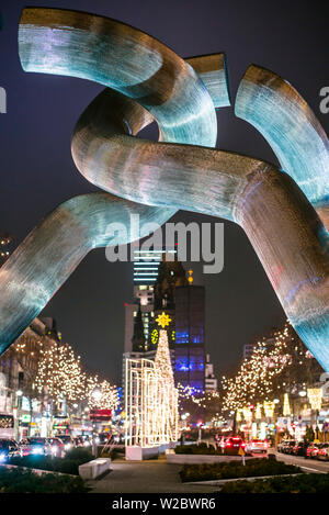 Deutschland, Berlin, Charlottenburg, Kurfurstendam, Berlin Skulptur von Brigitta und Martin Matschinsky mit Kaiser Wilhelm Gedächtniskirche im Hintergrund Stockfoto