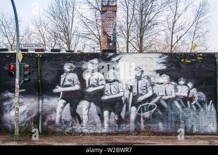 Deutschland, Berlin, Friendrichshain, East Side Gallery, Wandmalereien an der Berliner Mauer, Malerei von Hitler Jugend Kinder Stockfoto