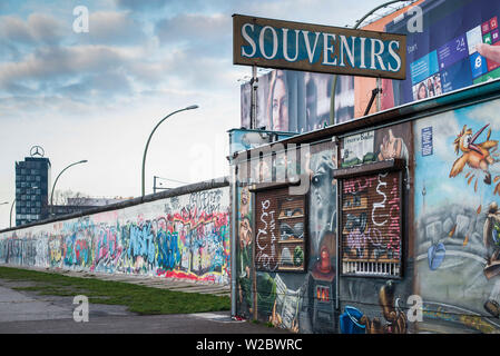 Deutschland, Berlin, Friendrichshain, East Side Gallery, Wandmalereien an der Berliner Mauer, Souvenirs Stockfoto