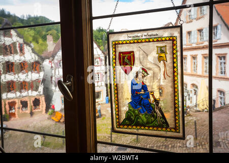 Glasfenster in der historischen Apotheke, Altstad (Altstadt), Shiltach, Baden-Württemberg, Deutschland Stockfoto