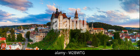 Erhöhten Blick auf Schloss Sigmaringen bei Sonnenuntergang, Schwaben beleuchtet, Baden Württemberg, Deutschland, Europa Stockfoto