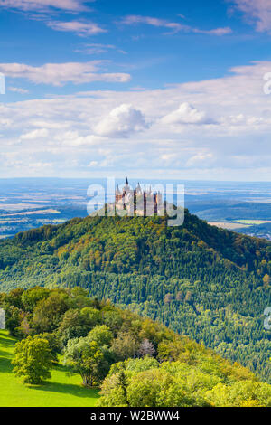 Erhöhten Blick auf die Burg Hohenzollern und die umliegende Landschaft, Schwaben, Baden Württemberg, Deutschland Stockfoto