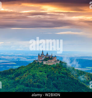 Erhöhten Blick auf die Burg Hohenzollern und die umliegende Landschaft bei Sonnenuntergang, Schwaben, Baden Württemberg, Deutschland Stockfoto