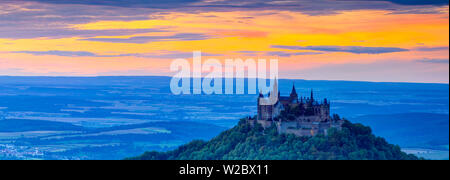 Erhöhten Blick auf die Burg Hohenzollern und die umliegende Landschaft bei Sonnenuntergang, Schwaben beleuchtet, Baden Württemberg, Deutschland Stockfoto