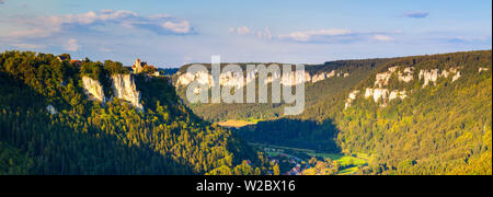 Erhöhte Blick Richtung Schloss Werenwag über den malerischen Donautal, Schwaben, Baden-Württemberg, Deutschland, Europa Stockfoto