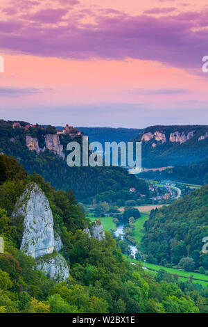 Erhöhte Blick Richtung Schloss Werenwag über den malerischen Donautal, Schwaben, Baden-Württemberg, Deutschland, Europa Stockfoto