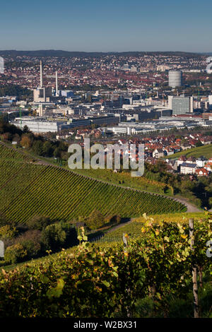 Deutschland, Baden-Wurttemburg, Stuttgart-Unter-Turkheim, erhöhten Blick auf Mercedes-Benz-Werk aus den Weinbergen von Uhlbach, fallen Stockfoto