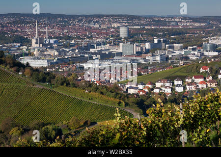 Deutschland, Baden-Wurttemburg, Stuttgart-Unter-Turkheim, erhöhten Blick auf Mercedes-Benz-Werk aus den Weinbergen von Uhlbach, fallen Stockfoto