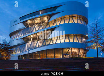 Deutschland, Baden-Wurttemburg, Stuttgart-Unter-Turkheim, Mercedes-Benz Museum Gebäude, dawn Stockfoto