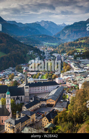 Deutschland, Bayern, Berchtesgaden, erhöhten Blick auf die Stadt mit Bergen Stockfoto